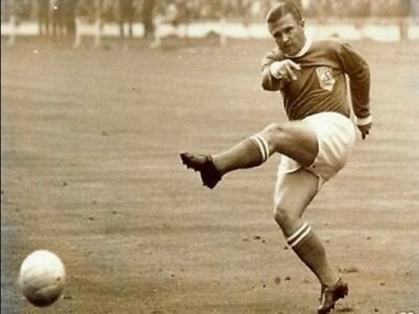 Cầu thủ ghi nhiều bàn thắng nhất cho đội tuyển quốc gia 4